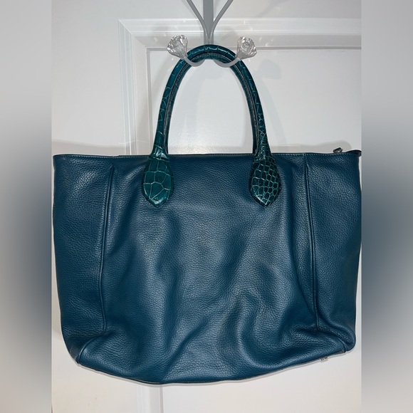 Rowallan of Scotland Genuine Leather in Crocodile Pattern w/ Gold Metal Accents - Picture 4 of 16